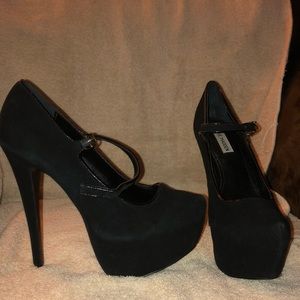 Steve Madden black suede platform pumps